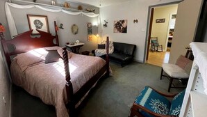 5 bedrooms, desk, iron/ironing board, WiFi - Waterfront Cabin Rental for Groups of 16 with Jacuzzi Bathtub in Texas Hill Country (Marble Falls)