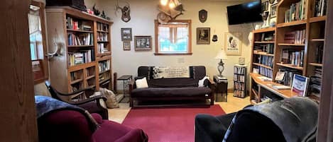Fernseher, Kamin, DVD-Player, Videothek