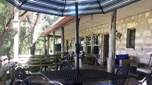 Outdoor dining - Waterfront Cabin Rental for Groups of 16 with Jacuzzi Bathtub in Texas Hill Country (Marble Falls)