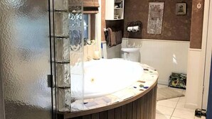 Hair dryer, towels, soap, shampoo - Waterfront Cabin Rental for Groups of 16 with Jacuzzi Bathtub in Texas Hill Country (Marble Falls)