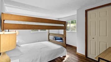 1 bedroom, desk, WiFi, bed sheets