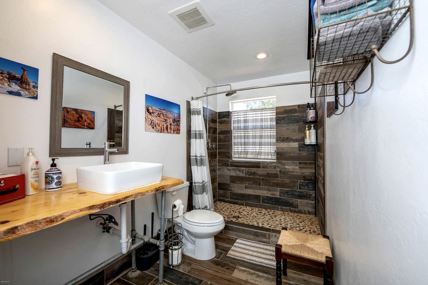 Towels, soap, shampoo, toilet paper