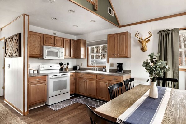 Een koelkast, een magnetron, een kookplaat