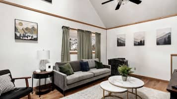 Een televisie en een open haard