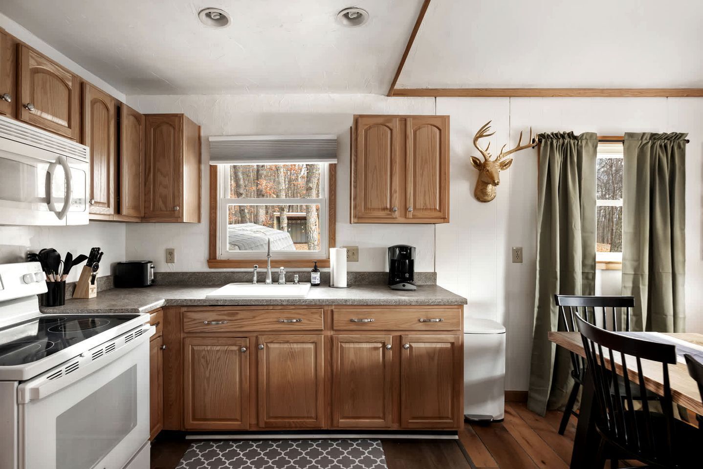 Coffee/tea maker, fridge, microwave, oven