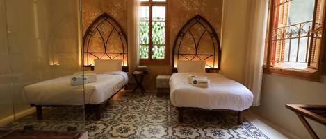 12 bedrooms, iron/ironing board, Internet, bed sheets