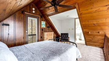 1 habitación, tabla de planchar con plancha y ropa de cama