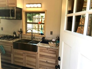 ثلاجة، ميكروويف، موقد طهي مسطح، ماكينة لصنع القهوة/الشاي