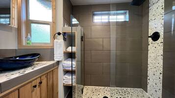 Haartrockner, Handtücher, Toilettenpapier