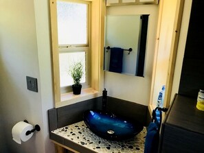 Hair dryer, towels, toilet paper - Wilderness Cabins, RV Park & Glamping (Idleyld Park)