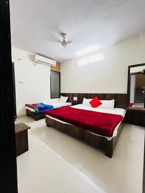 Habitación Deluxe doble, vistas a la ciudad | Wifi gratis y ropa de cama