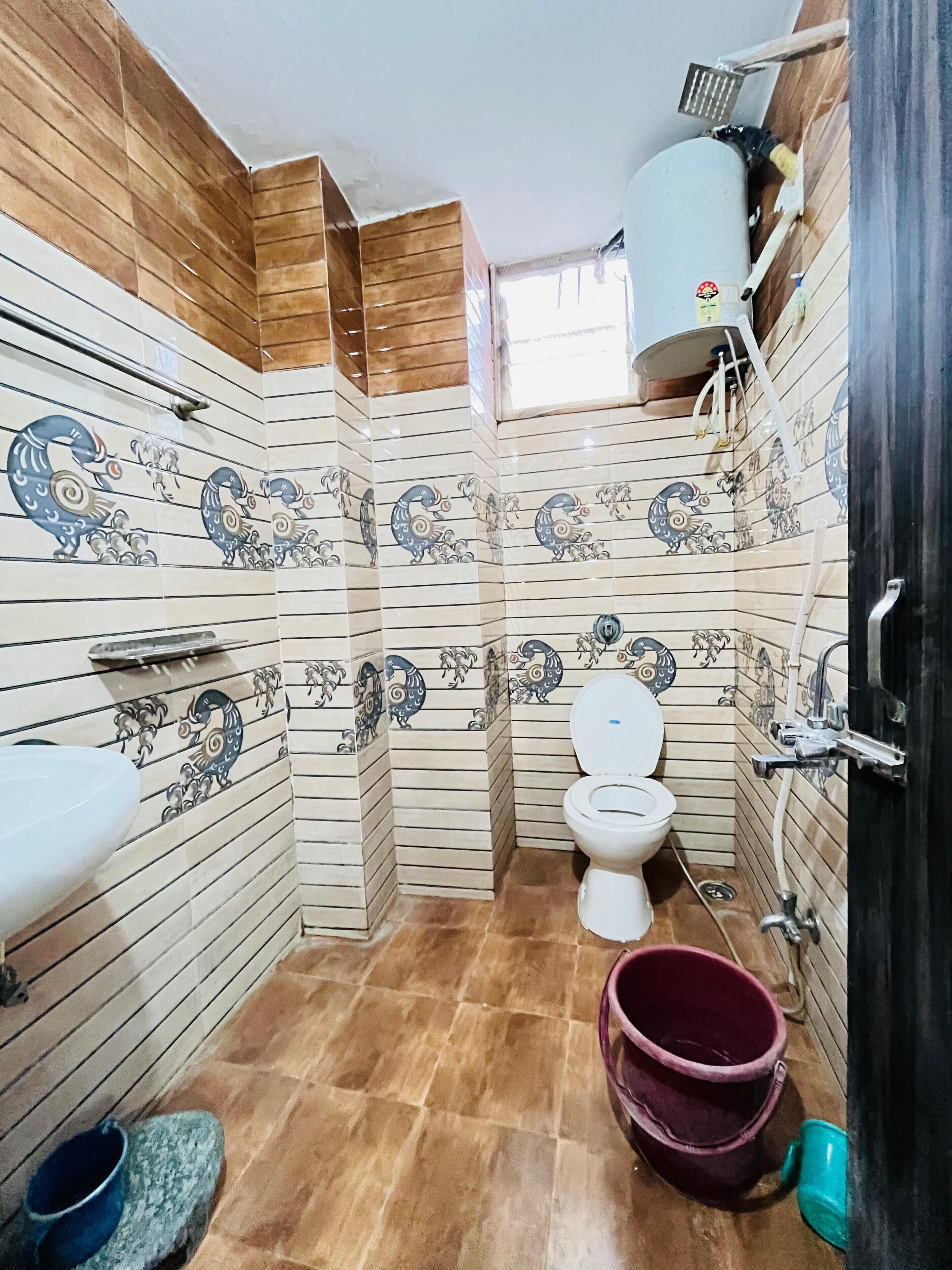 Kahden hengen deluxe-huone, kaupunkinäköala | Kylpyhuone | Suihku, ilmaiset hygieniatuotteet, pyyhkeet, saippua