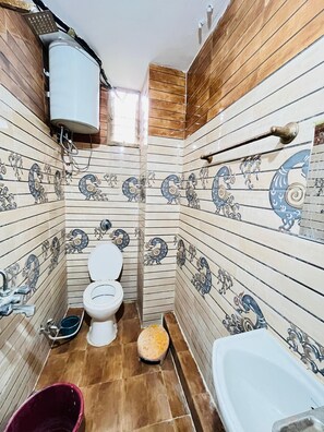 Doppia Deluxe, vista città | Bagno | Doccia, set di cortesia gratuito, asciugamani, sapone