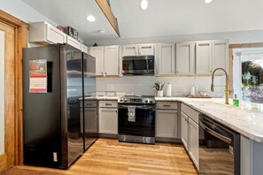 Fridge, microwave, stovetop, dishwasher