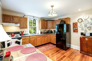 Refrigerador, microondas, parrilla de estufa y cafetera y tetera