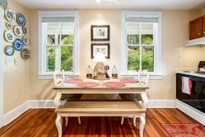 Kylskåp, mikrovågsugn, spishäll och kaffe- och tebryggare