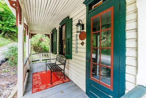 Enchanting Victorian Cottage Just Steps From All the Major Sites in Harpers Ferry, WV