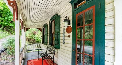 Enchanting Victorian Cottage Just Steps From All the Major Sites in Harpers Ferry, WV