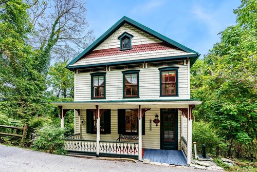 Enchanting Victorian Cottage Just Steps From All the Major Sites in Harpers Ferry, WV