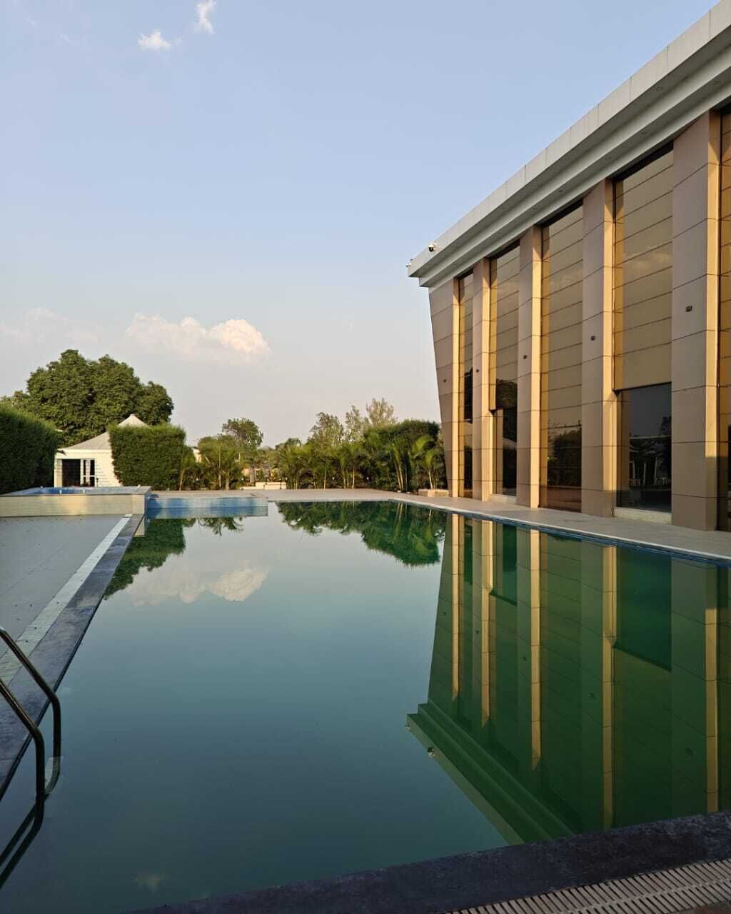 สระว่ายน้ำกลางแจ้ง