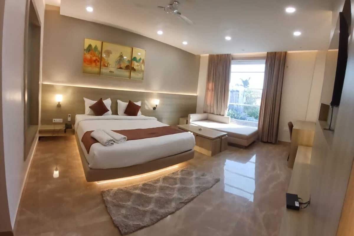 Superior Room | In-room safe, desk, blackout drapes, soundproofing