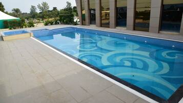 Una piscina al aire libre