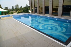 Outdoor pool - THE RIVERSIDE INN (Vidisha)