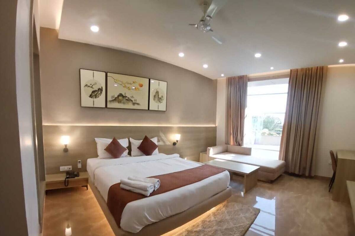 Standard Room | In-room safe, desk, blackout drapes, soundproofing