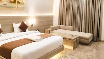 Quarto superior | Cofres nos quartos, escrivaninha, cortinas blackout