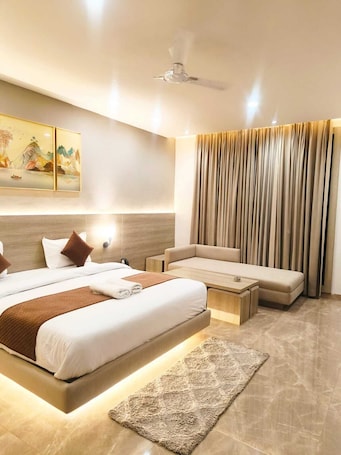 Superior Room | In-room safe, desk, blackout drapes, soundproofing. THE RIVERSIDE INN