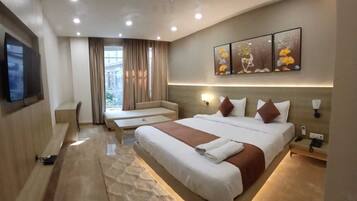 Standard Room | In-room safe, desk, blackout drapes, soundproofing