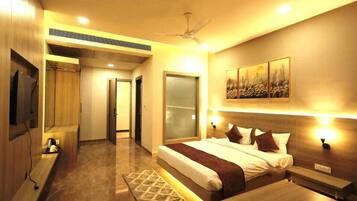 Luxury Suite, Balcony, Garden View | In-room safe, desk, laptop workspace, blackout drapes