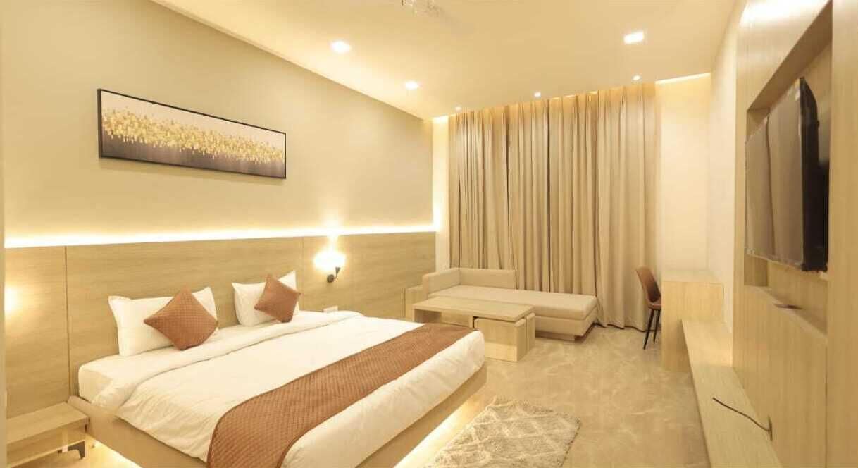 Luxury Suite, Balcony, Garden View | In-room safe, desk, laptop workspace, blackout drapes