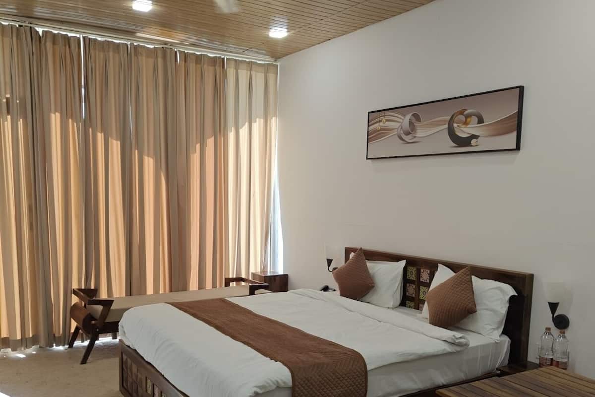 Premium Room | In-room safe, desk, blackout drapes, soundproofing