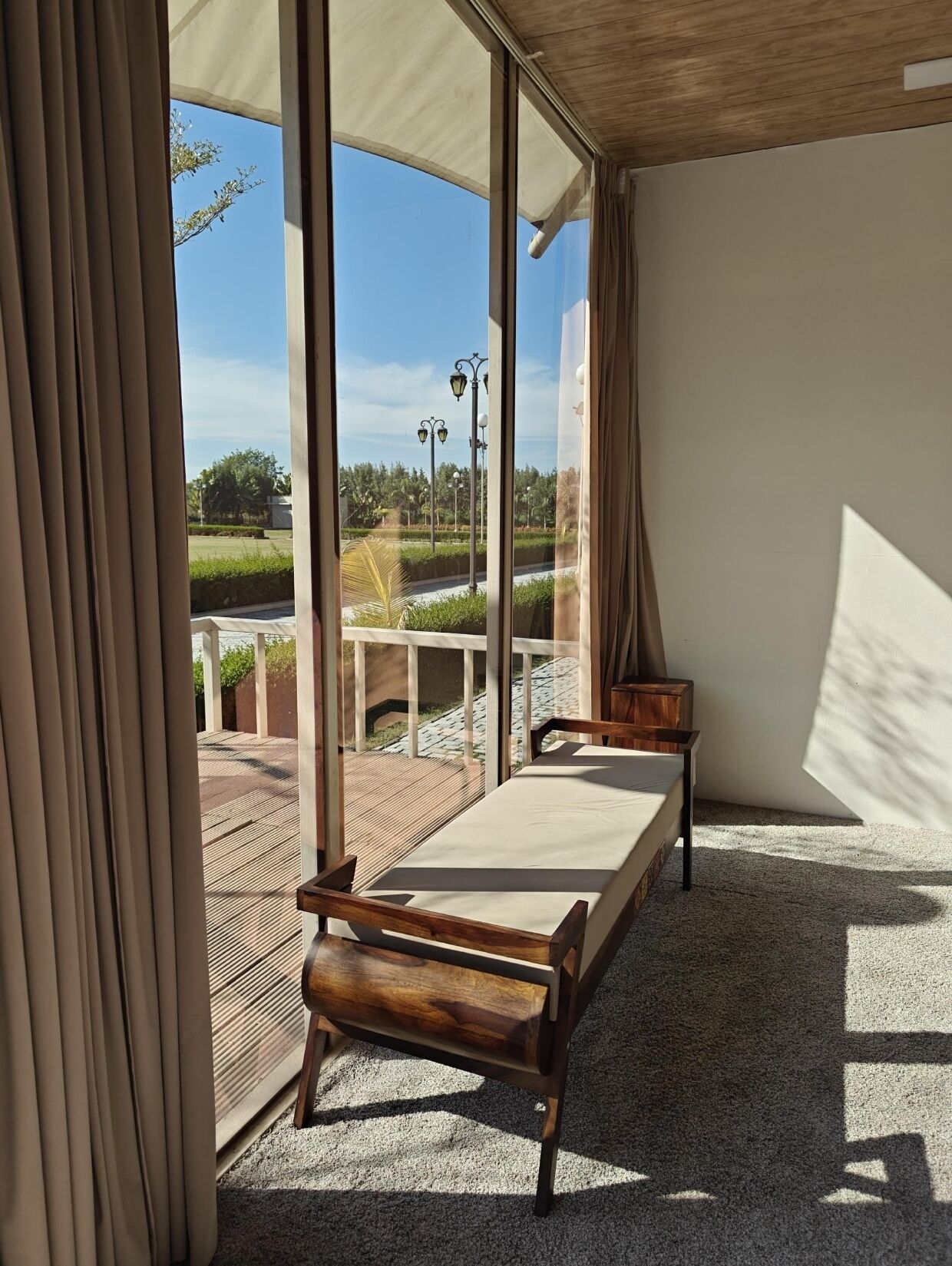 Quarto premium | Cofres nos quartos, escrivaninha, cortinas blackout