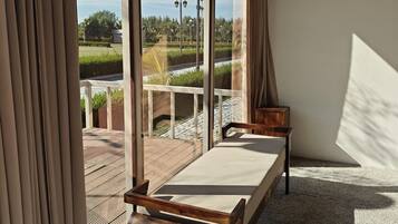 Quarto premium | Cofres nos quartos, escrivaninha, cortinas blackout