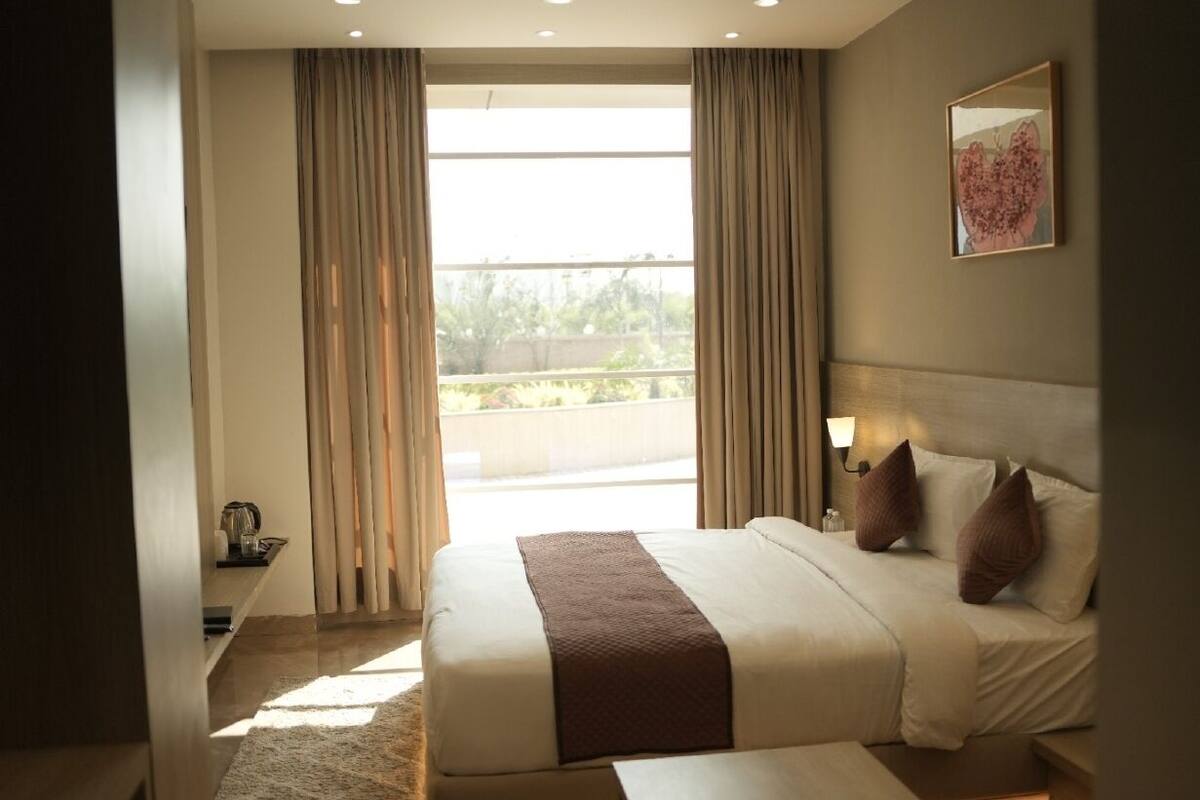 豪華客房 | 房內夾萬、書桌、手提電腦工作空間、遮光窗簾/窗簾