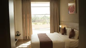 Quarto luxo | Cofres nos quartos, escrivaninha, espaço de trabalho para notebook