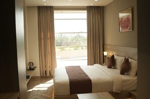 华丽客房 | 客房内保险箱、办公桌、笔记本电脑工作区、遮光窗帘