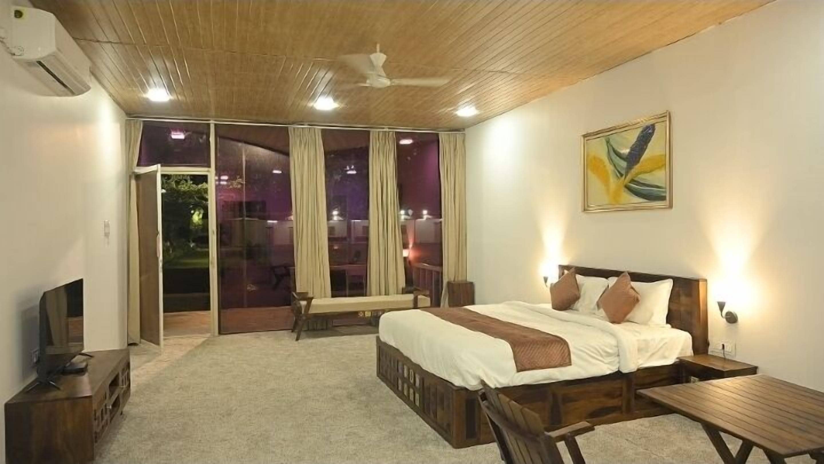 Royal Room | In-room safe, desk, blackout drapes, soundproofing