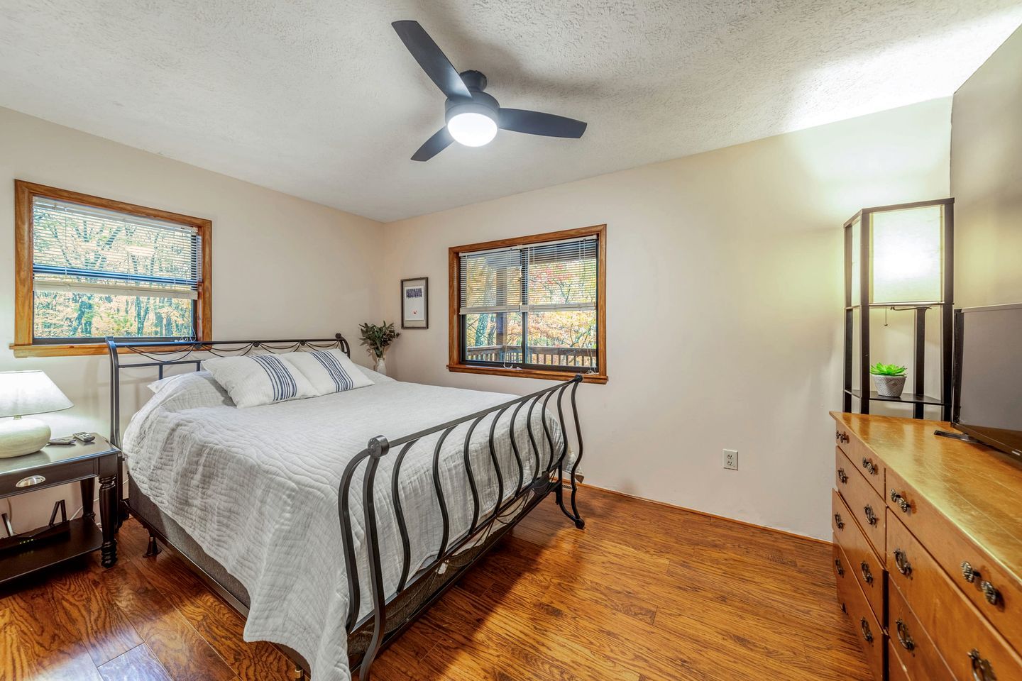 1 bedroom, desk, bed sheets