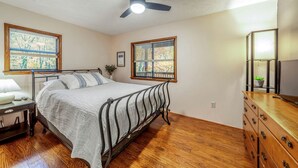 1 Schlafzimmer, Schreibtisch, Bettwäsche