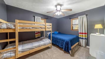 1 quarto, escrivaninha, roupa de cama