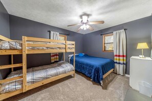 1 makuuhuone, työpöytä, vuodevaatteet