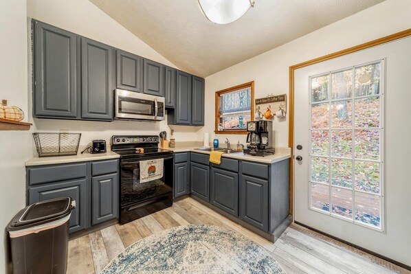 Mikrowelle, Herdplatte, Esstisch