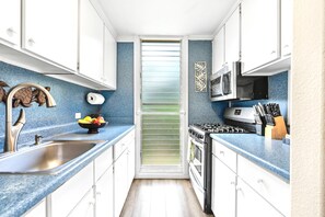 Kylskåp, mikrovågsugn, ugn och spishäll