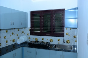 Køleskab, kogeplade, elkedel, køkkentøj/tallerkener/redskaber