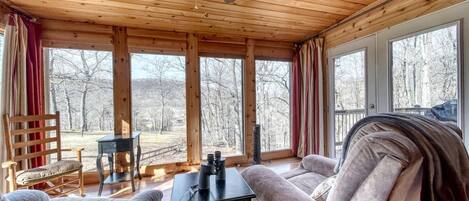 Televisión, chimenea y futbolito