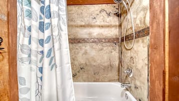 Sèche-cheveux, serviettes fournies, papier toilette