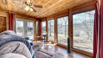 Een televisie, een open haard en tafelvoetbal